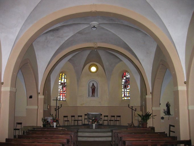 Eglise du bourg, vue du choeur.