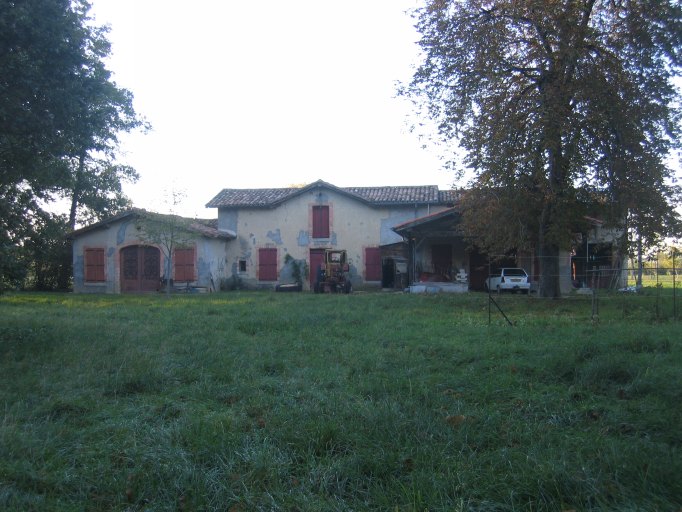Ecuries du château, vue de la façade.