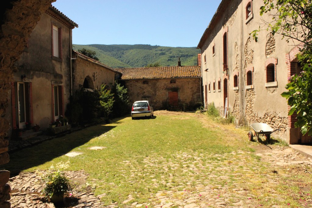 Vue générale de la cour depuis le nord.