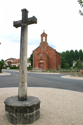 Croix de chemin. Vue générale.