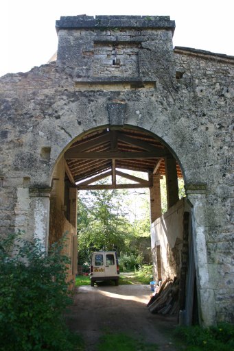 Fronton d'entrée dans l'ancienne halle de coulée. Vue depuis le nord.