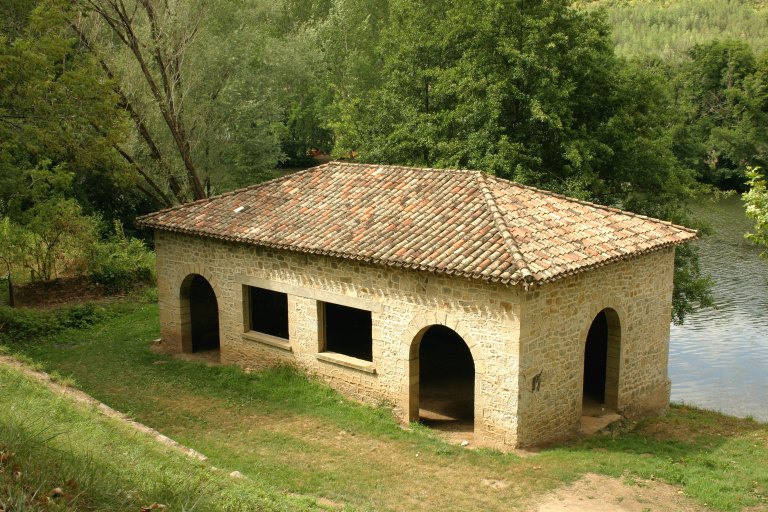 Lavoir, vue de trois-quarts des façades principale et latérale.