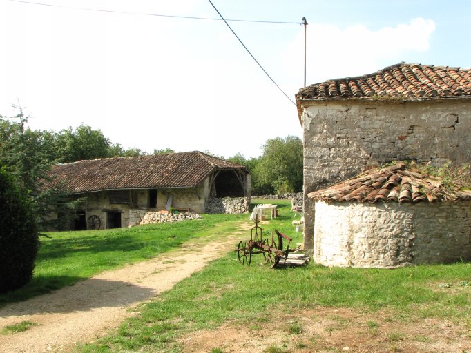Ferme, vue d'ensemble depuis l'est.