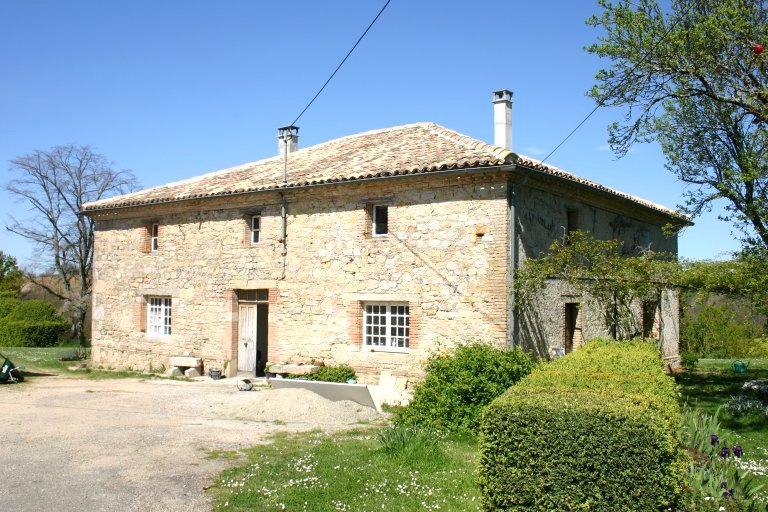 Logis. Vue de trois-quarts depuis le sud.