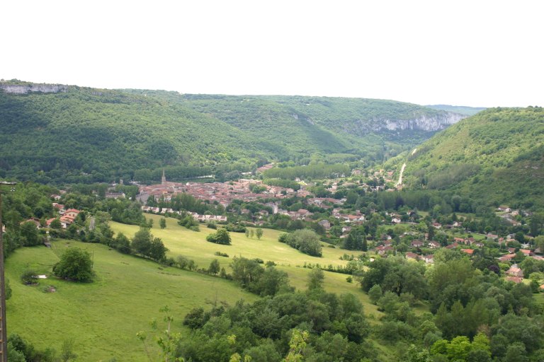 Vue générale du bourg de Saint-Antonin depuis la côte de la Rodanèze.