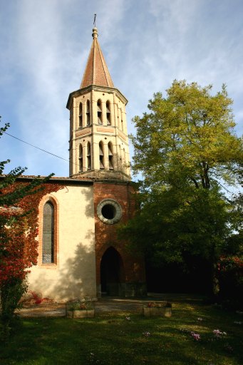 Vue d'ensemble du clocher-porche depuis le sud.