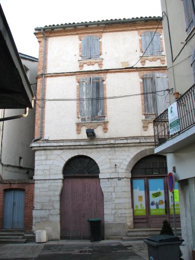 Vue générale de l'angle sud-ouest, côté rue de la République.