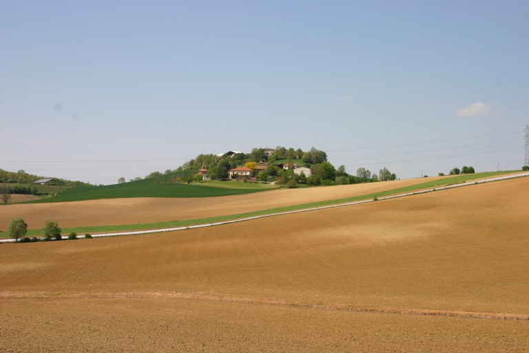 Vue de l'ancien castrum d'Almont depuis le sud-est.