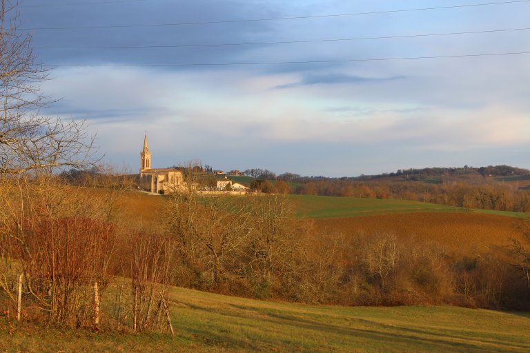 L'église paroissiale, vue depuis la Nauze, en hiver.