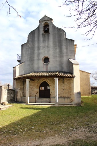 Vue d'ensemble depuis l'ouest de l'église paroissiale Saint-Martin de Caissac.