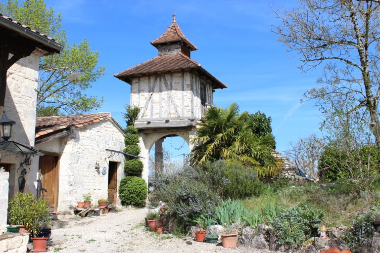 Vue du pigeonnier sur colonnes depuis la cour, à l'ouest.
