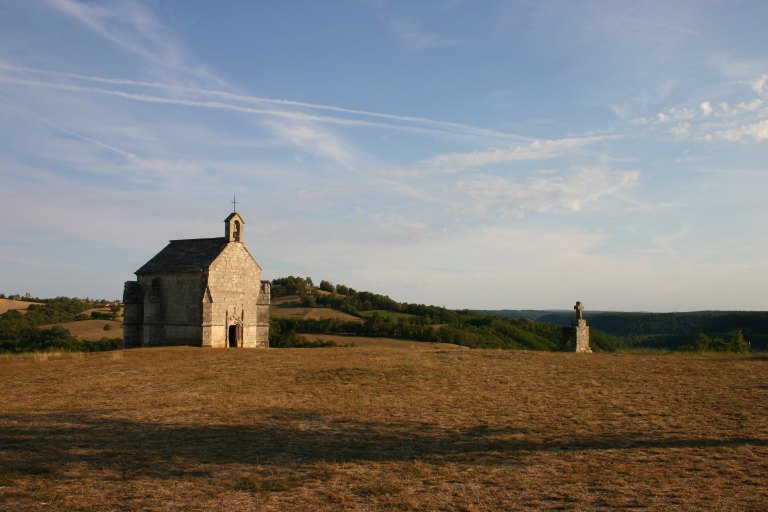 Vue d'ensemble de la chapelle et de la croix depuis le nord.