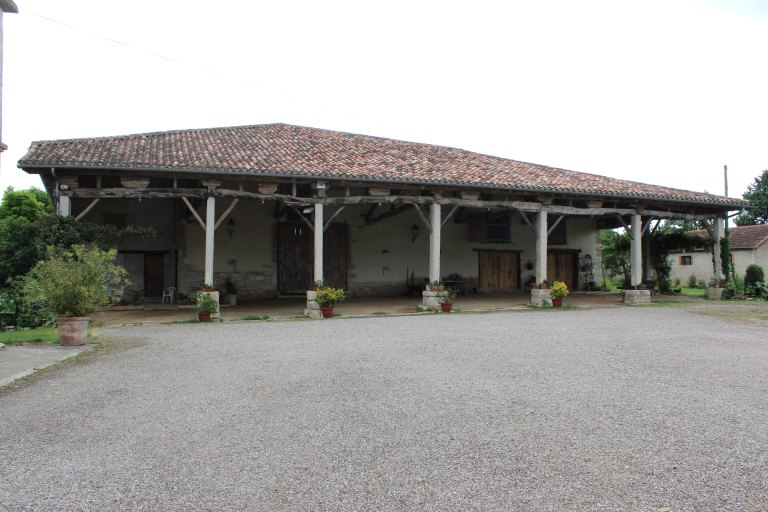 Grange-étable, élévation est, vue d'ensemble.