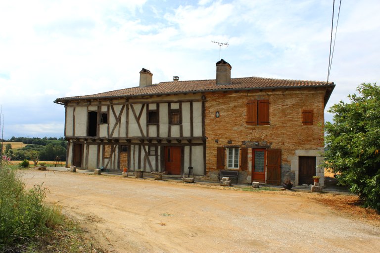 Logis, vue d'ensemble depuis le sud.