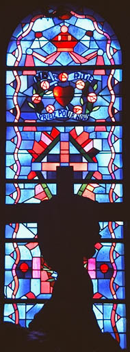 Verrière figurée : Notre-Dame de Pitié priez pour nous