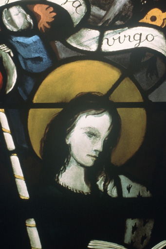 Détail du vitrail : tête de sainte Geneviève.
