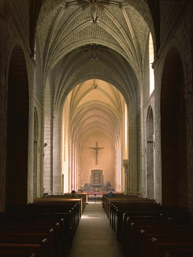 Intérieur de l'abbatiale. Vue d'ensemble vers le choeur.