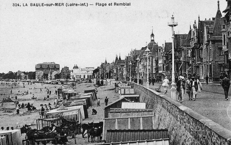Digue-promenade ou remblai ; front de mer ; casino