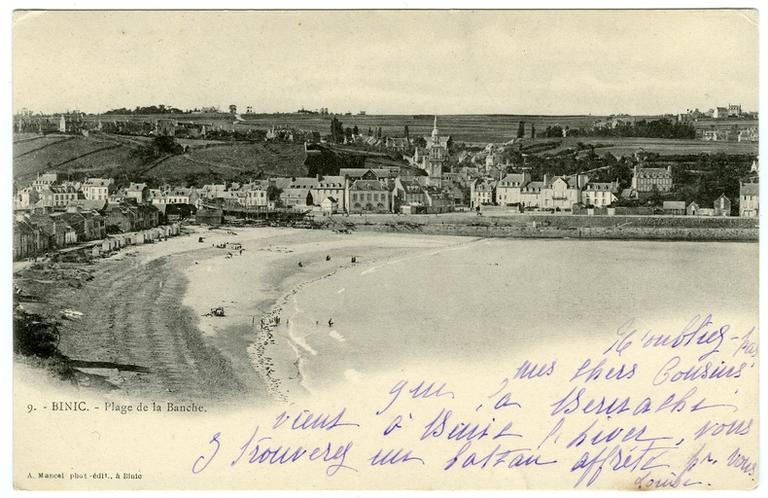 Vue générale de la ville et de la plage.