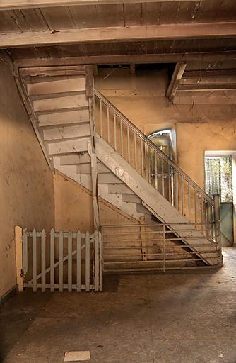 Premier étage, galerie : escalier menant au comble