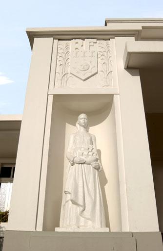 Façade antérieure : statue