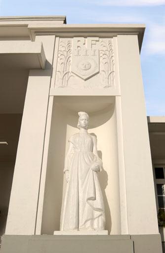 Façade antérieure : statue