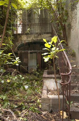 Cour : escalier menant à l'étage du corps de bâtiment donnant sur la rue du docteur Cabre