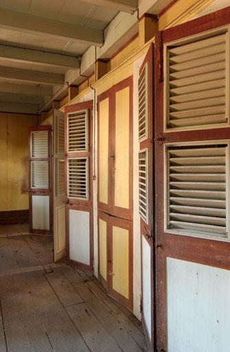 Portes de communication ouvrant sur la galerie