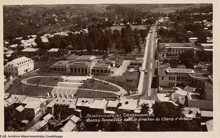 Vue aérienne avec les palais du conseil général et de justice au premier plan
