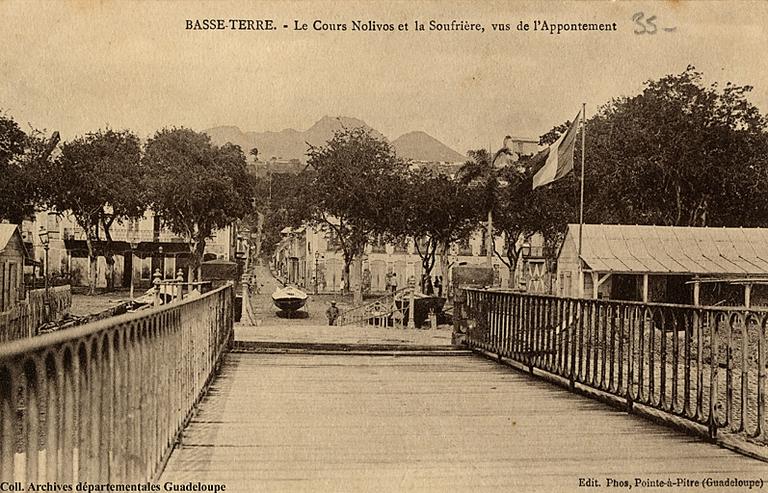 La place du Cours-Nolivos et la Soufrière, vue prise depuis l'appontement