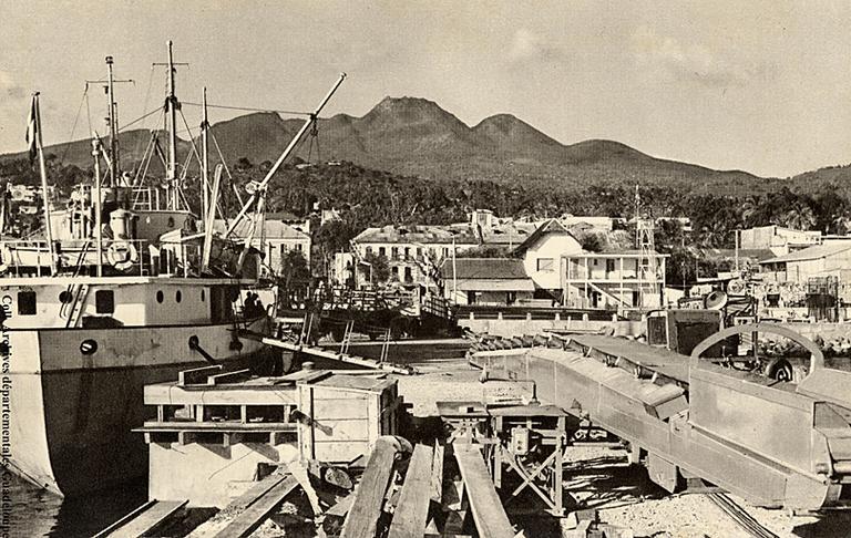 La place et la Soufrière, vue prise depuis l'appontement