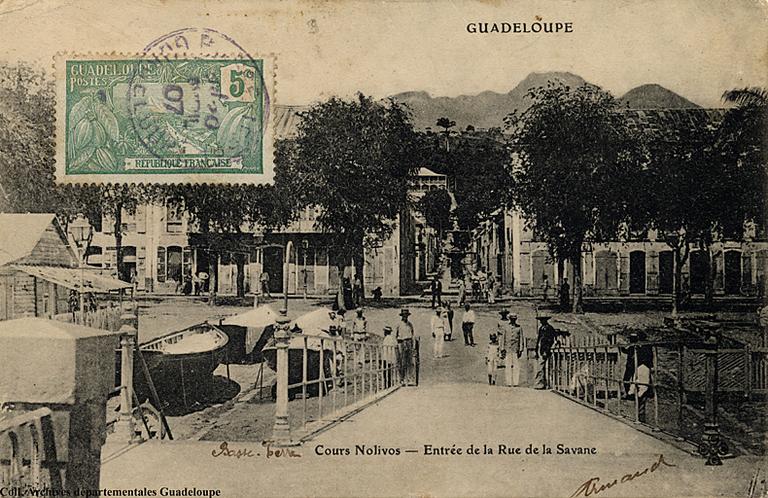 La place du Cours-Nolivos et la rue de la Savane, actuellement rue Schoelcher, vue prise depuis l'appontement