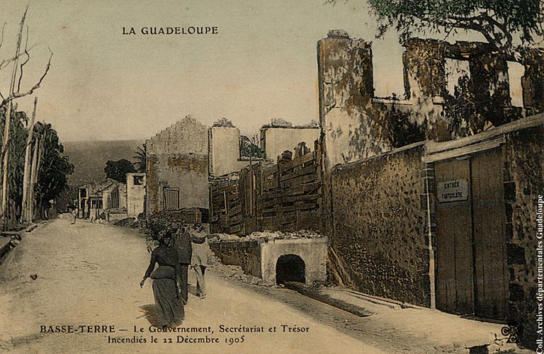 Ruines de l'hôtel du gouvernement, le secrétariat et le trésor après l'incendie de 1905