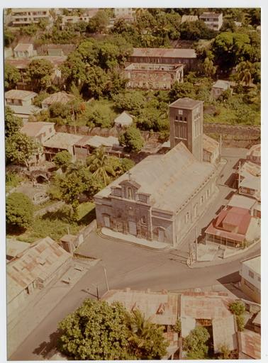 Vue aérienne de l'église dans les années 1975