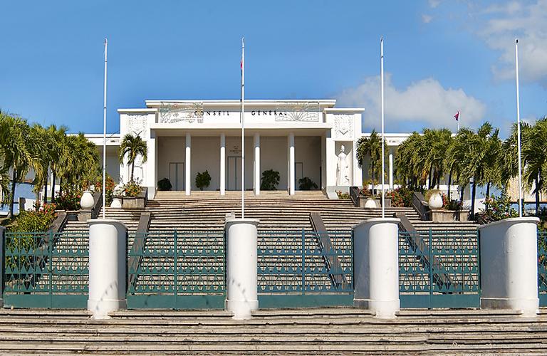 Façade antérieure, escalier monumental