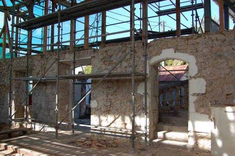 Le salon lors de la restauration, après démontage de la charpente