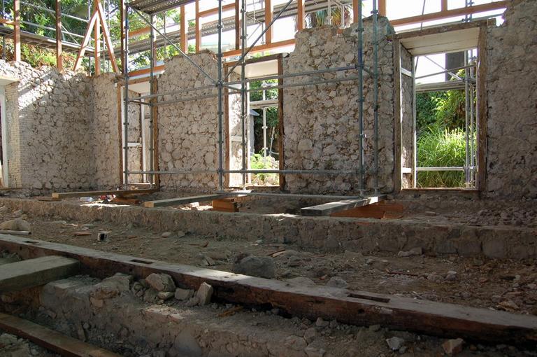 Le salon après démontage des planchers et des charpente