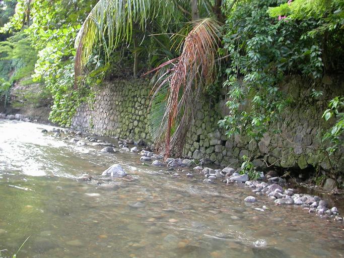 Vestiges du mur de l'aqueduc longeant la rivière aux Herbes menant l'eau de la rivière au pont aqueduc