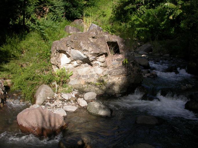 Vestiges du barrage du captage de l'aqueduc de Petit-Guinée