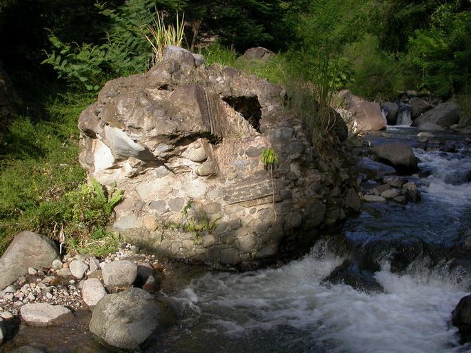 Vestiges du barrage du captage de l'aqueduc de Petit-Guinée