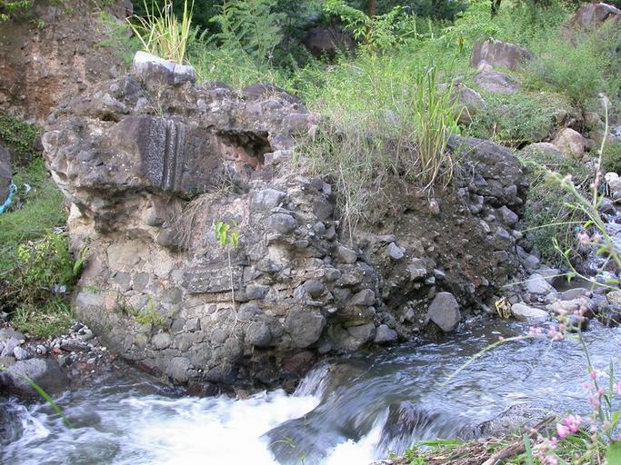 Vestiges du barrage du captage de l'aqueduc de Petit-Guinée