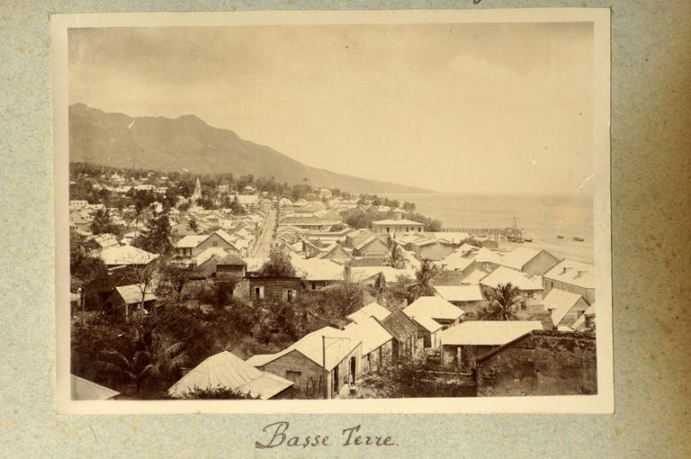 Vue du quartier du Bas du Bourg, prise depuis le haut de la rue du Morne-Maillan