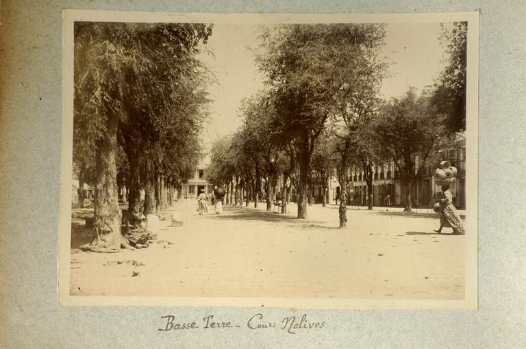 Vue prise depuis le sud avec la mairie dans le fond