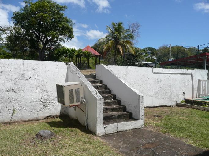 Jardin, escalier menant à la terrasse supérieure