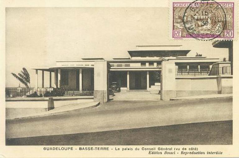 Entrée du boulevard du Gouverneur-Général-Félix-Eboué avec en arrière-plan la façade latérale sud