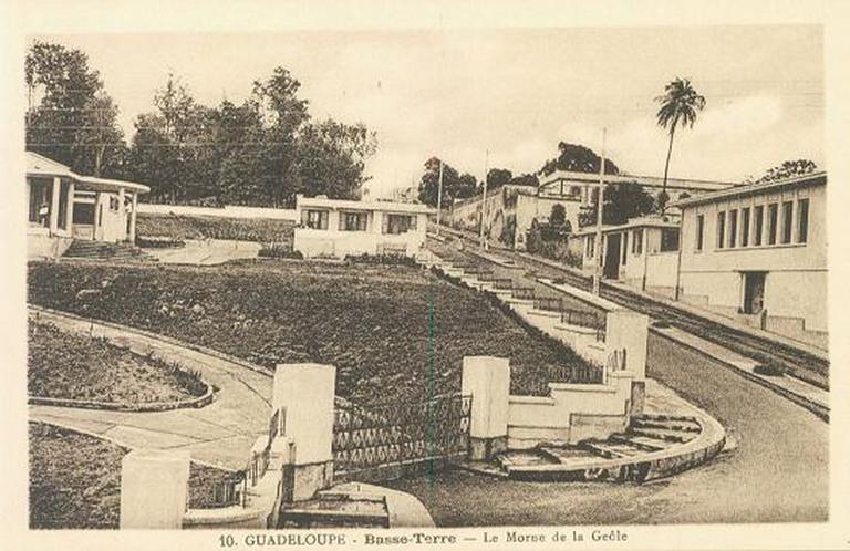 Vue d'une partie du jardin et du mur de clôture