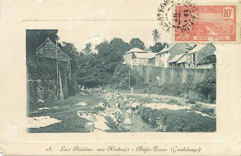 La rivière aux Herbes prise depuis le pont Bernus, avec le quartier du Galisbé sur la droite