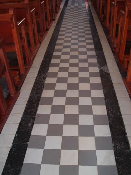 Carrelages de l'allée centrale à motif en damier.