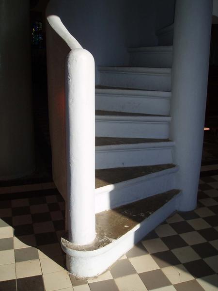 Escalier à vis d'accès à la tribune.