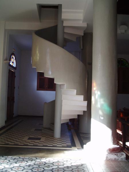 Escalier à vis vers la tribune.